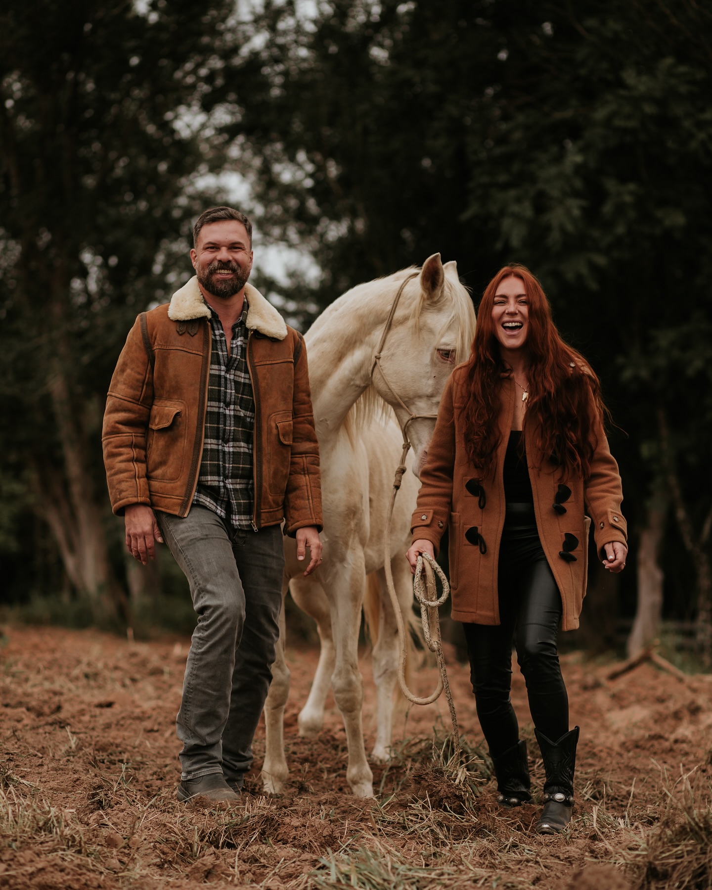 Conexão e transformação: o poder dos cavalos no desenvolvimento de líderes. Nath Horse, como é conhecida nas redes sociais, e o marido George, trabalham com animais e entendem o poder dos cavalos na construção de líderes